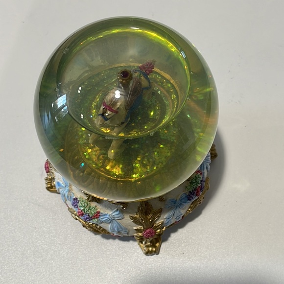 Vintage 1991 Cape Craftsmen Snow globe plays  Carousel Waltz collectible - Picture 5 of 14